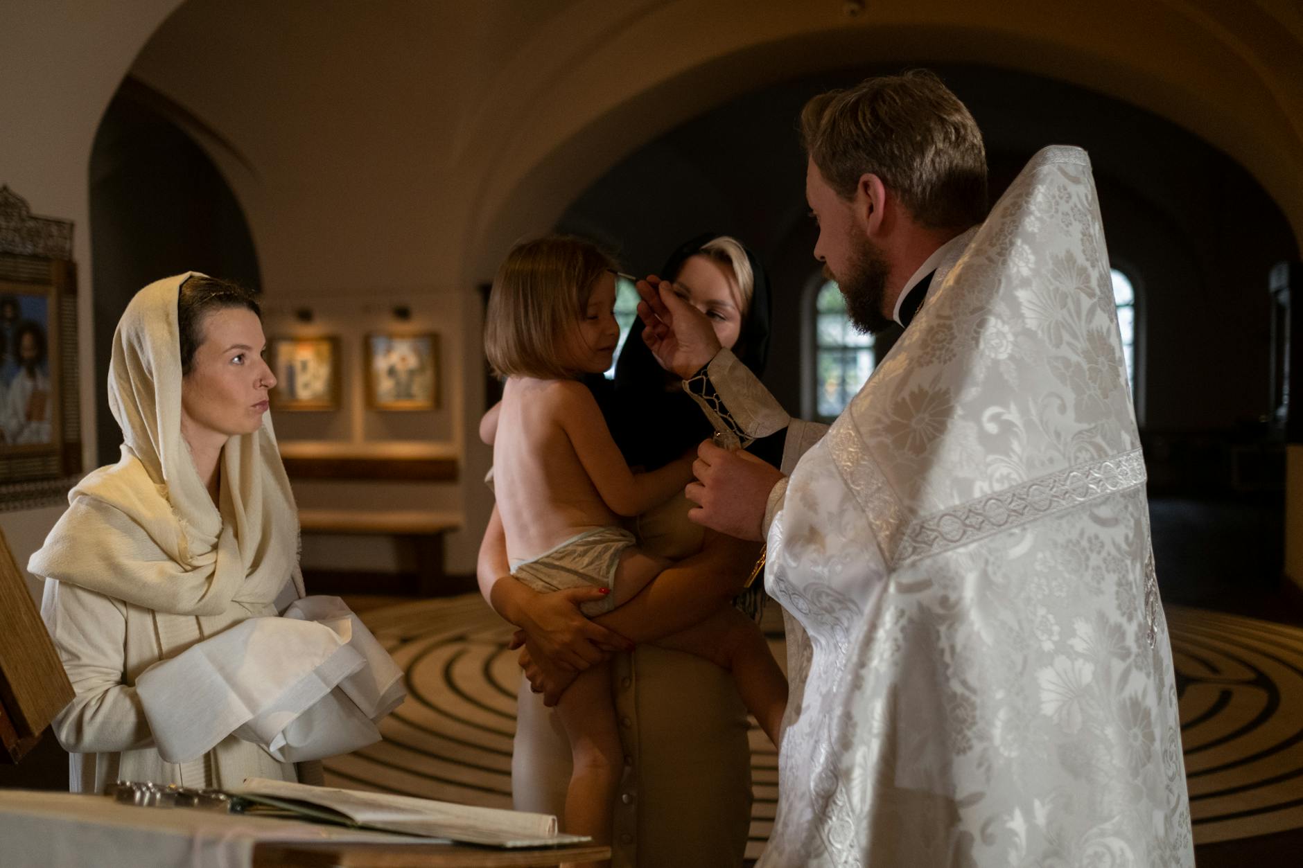 Uczniowie w strojach historycznych odgrywają scenę chrztu Polski podczas inscenizacji w Zespole Szkół Zawodowych nr 1 w Starachowicach.