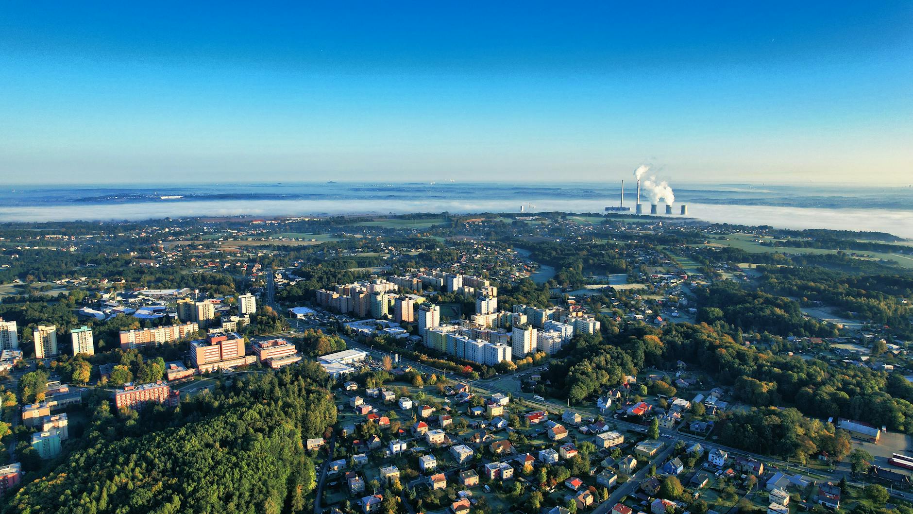 Ilustracja przedstawiająca miasto Starachowice z widocznym zanieczyszczeniem powietrza, symbolizującym problem jakości powietrza Starachowice.