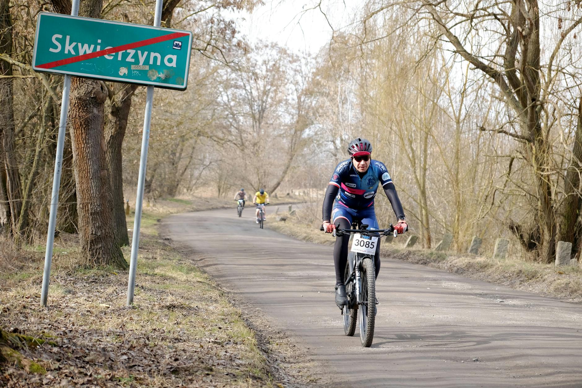 Ilustracja przedstawiająca boisko piłkarskie i znak drogowy z robotami drogowymi, symbolizująca sportowe emocje i utrudnienia w Starachowicach.